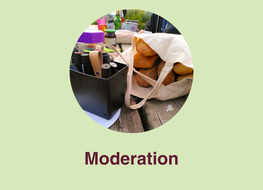 Moderationsmaterial nd Brötchen auf einem Tisch